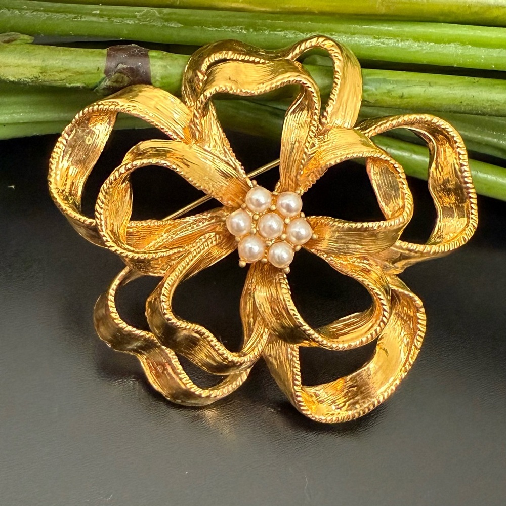 Vintage Unsigned Goldtone Ornate Flower Faux Pearl Accent Brooch 17g.